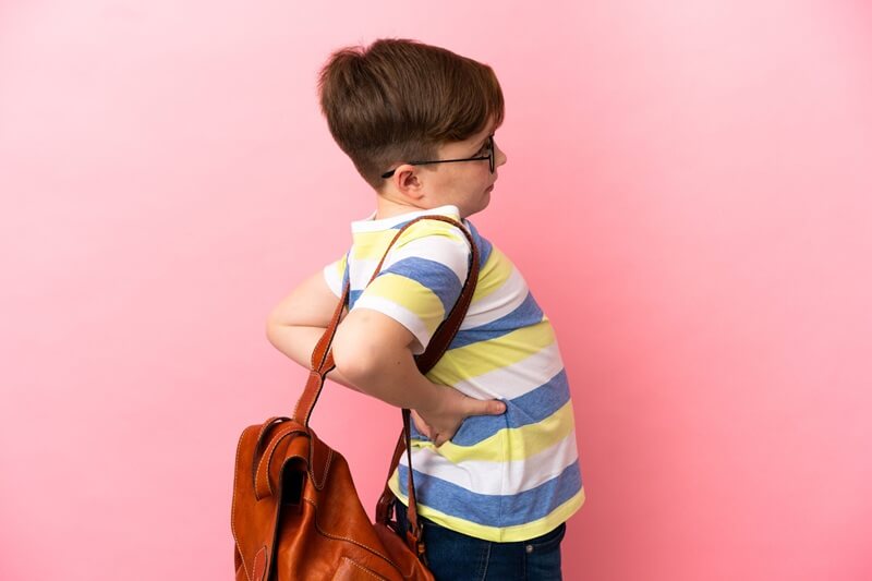dor nas costas mochila infantil